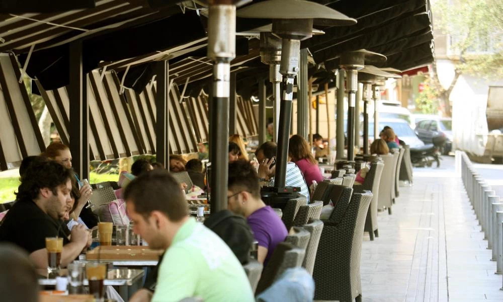 Καταστήματα σε κίνδυνο: Τροπολογία για τους κοινόχρηστους χώρους στην εστίαση που κινδυνεύουν να μείνουν χωρίς ρεύμα